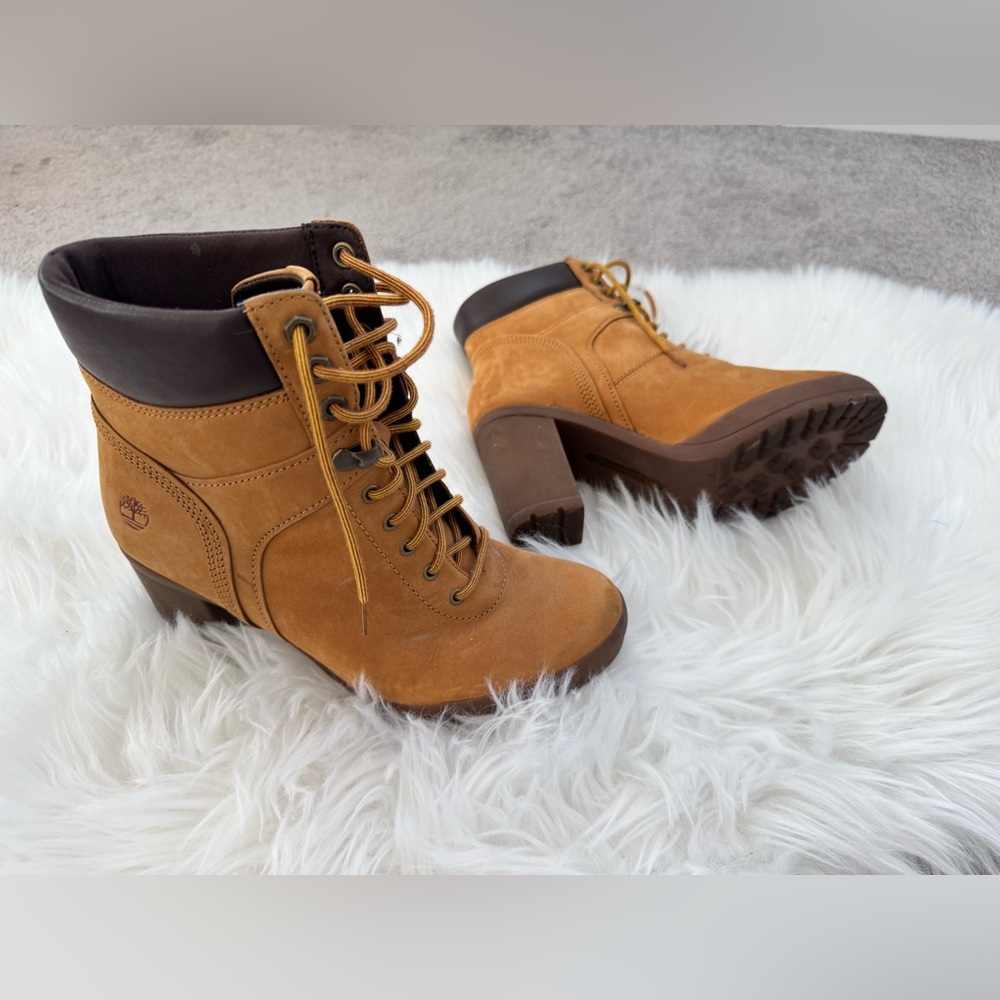 Timberland, the Allington Nubuck Leather Lace-Up Chunky Lug Sole Booties